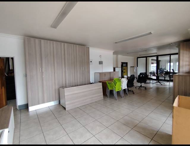 1,078M² WAREHOUSE TO LET IN AIRPORT PARK